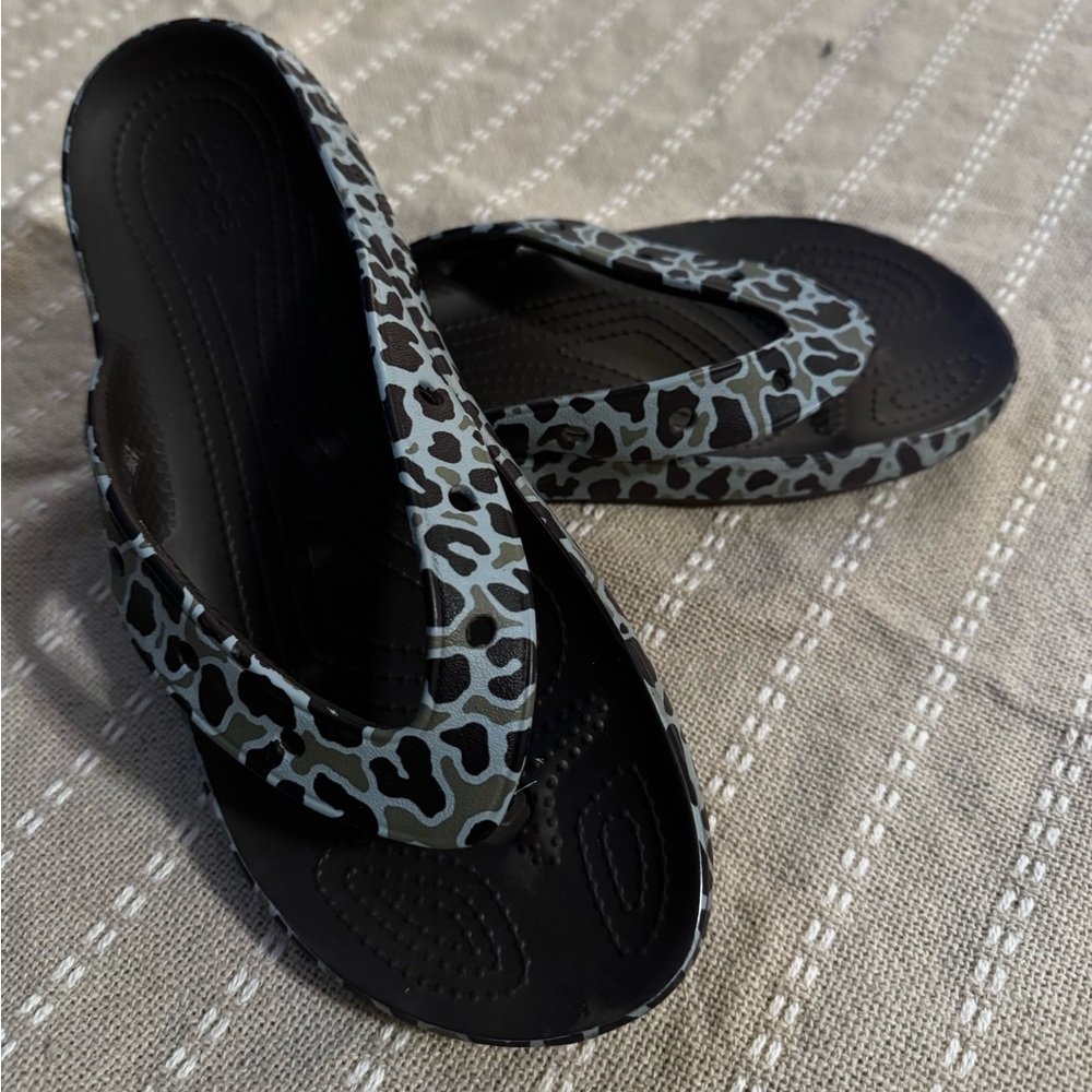 Women’s camo croc flip flops Sz 8